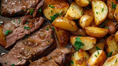 Juicy Roast Beef with Crispy Garlic Potatoes: A Simple and Flavorful Meal